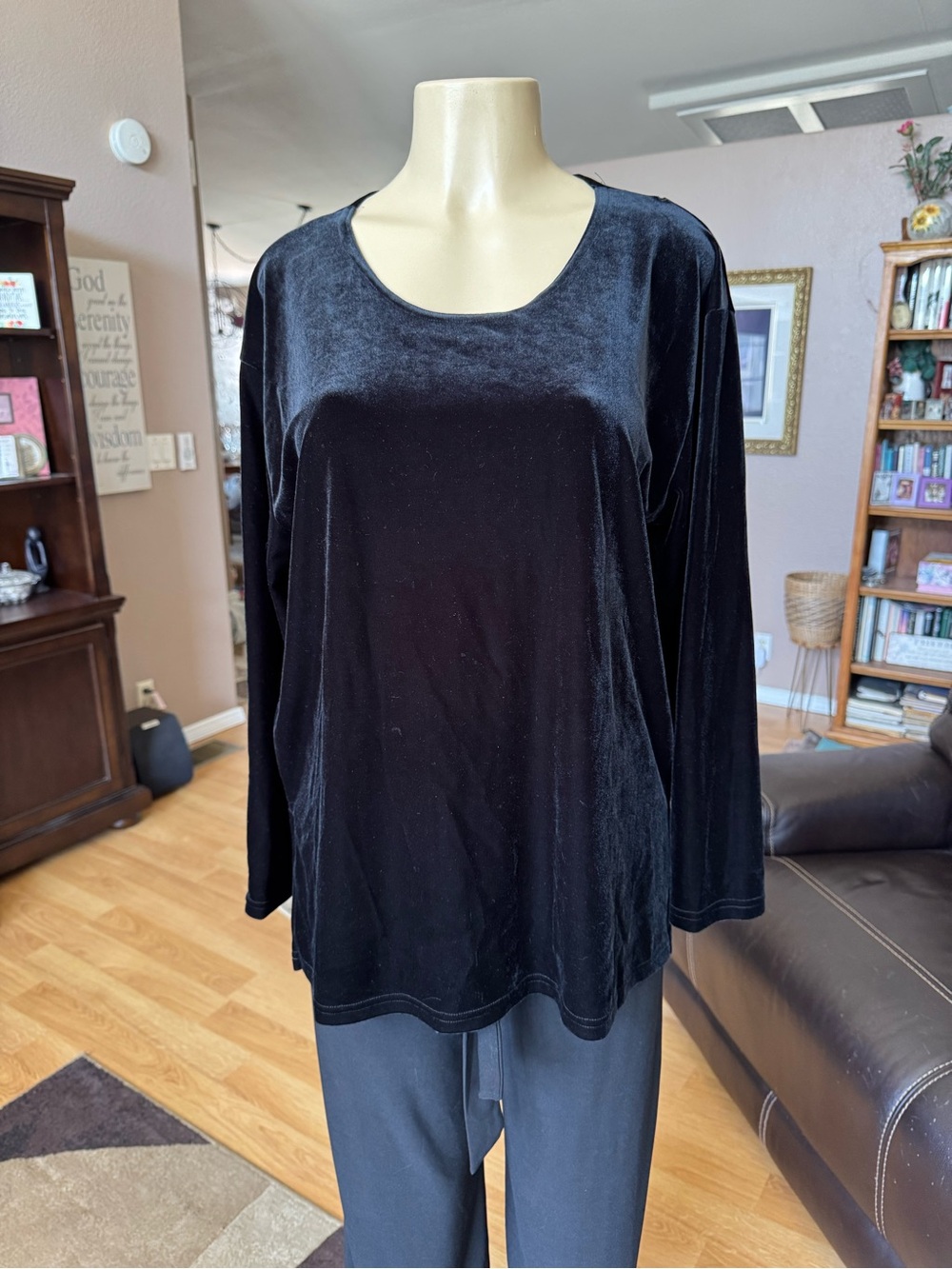 Jostar black velvet long sleeve scoop neck blouse-size XL